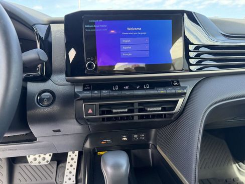 Used 2025 Toyota Camry SE image 19