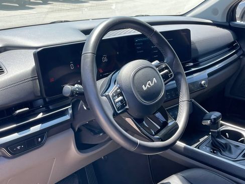 Certified 2025 Kia Carnival FWD image 9