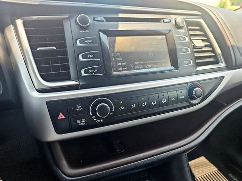 Used 2019 Toyota Highlander LE image 15