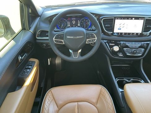 Used 2023 Chrysler Pacifica Pinnacle image 17