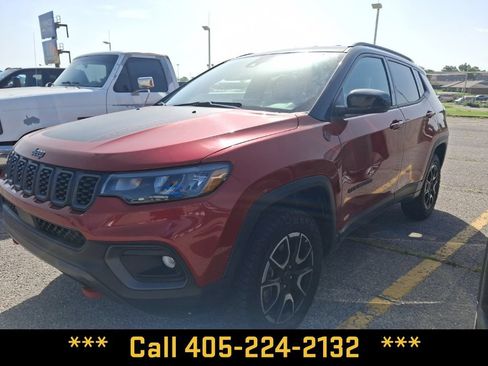 Used 2025 Jeep Compass Trailhawk AWD/4WD image 1