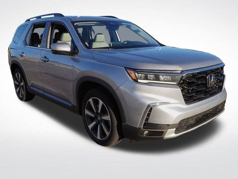 Used 2024 Honda Pilot Touring image 3