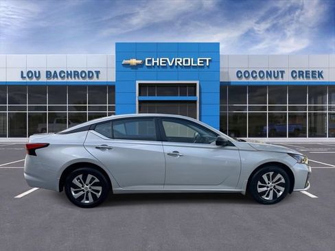Used 2025 Nissan Altima 2.5 S FWD image 9