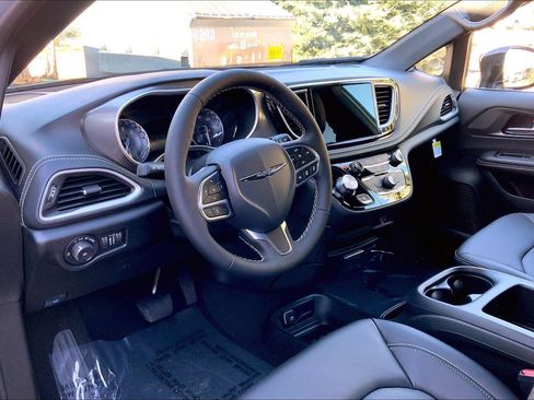 New 2026 Chrysler Pacifica Select image 8