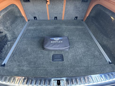 Used 2022 Bentley Bentayga image 28