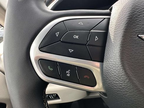 Used 2023 Chrysler Pacifica Limited FWD image 18