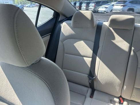 Used 2018 Hyundai Elantra Value Edition FWD image 12