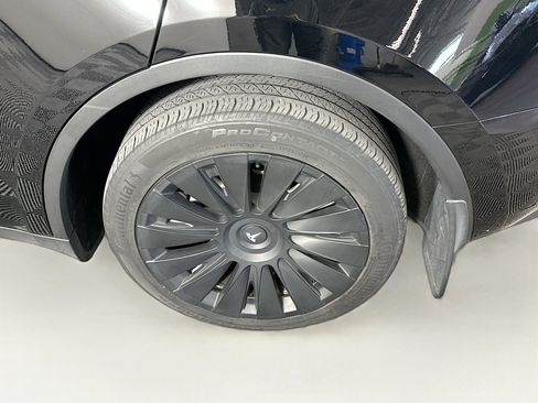 Used 2023 Tesla Model Y Long Range image 11