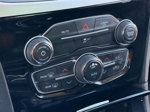 Used 2023 Chrysler 300 Touring w/ Sport Appearance Package image 25