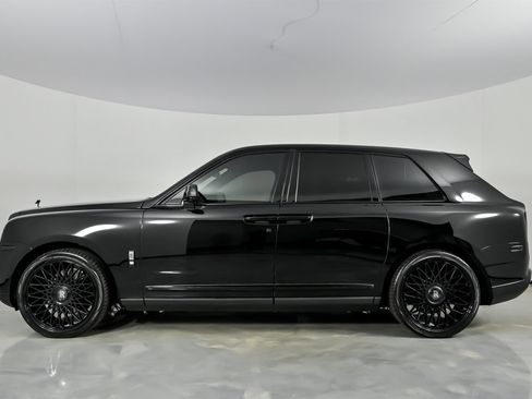 Used 2022 Rolls-Royce Cullinan w/ Dark Exterior Package image 8