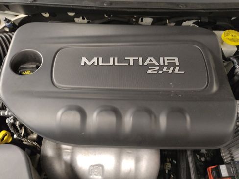 Used 2019 Jeep Cherokee Latitude Plus FWD image 30