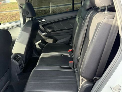 Used 2022 Volkswagen Tiguan SE w/ Panoramic Sunroof Package image 18
