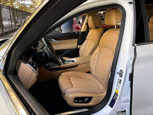 Used 2022 BMW 750i xDrive w/ Executive Package image 7