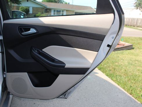 Used 2015 Ford Focus SE w/ SE Sport Package FWD image 31