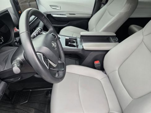 Used 2025 Toyota Sienna XLE FWD image 11