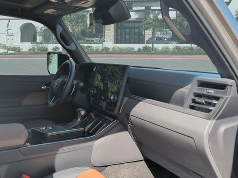 Certified 2025 Lexus GX 550 AWD/4WD image 30