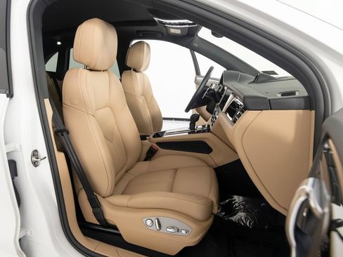 Certified 2026 Porsche Macan AWD/4WD image 32