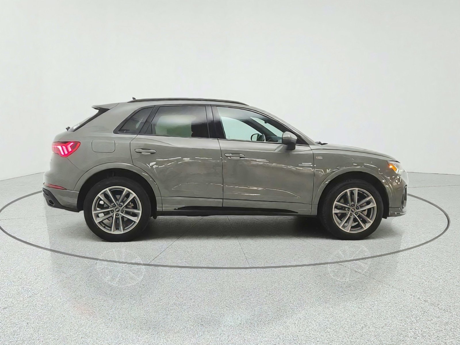 Used 2023 Audi Q3 2.0T Premium w/ Black Optic Sport Package AWD/4WD image 4