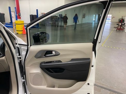 Used 2024 Chrysler Pacifica Touring-L FWD image 18