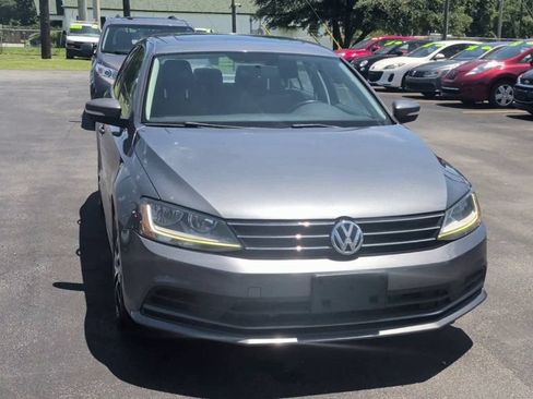 Used 2017 Volkswagen Jetta SE FWD image 3