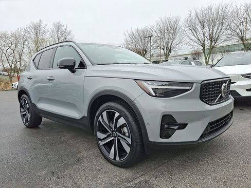 Certified 2025 Volvo XC40 B5 Plus image 1