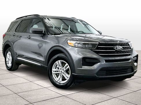 Used 2022 Ford Explorer XLT image 3