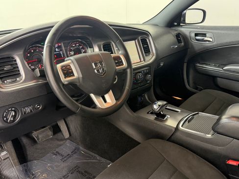 Used 2014 Dodge Charger SXT RWD image 4