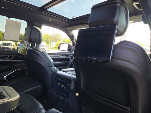 Used 2024 Jeep Wagoneer Series III w/ Premium Group I image 13