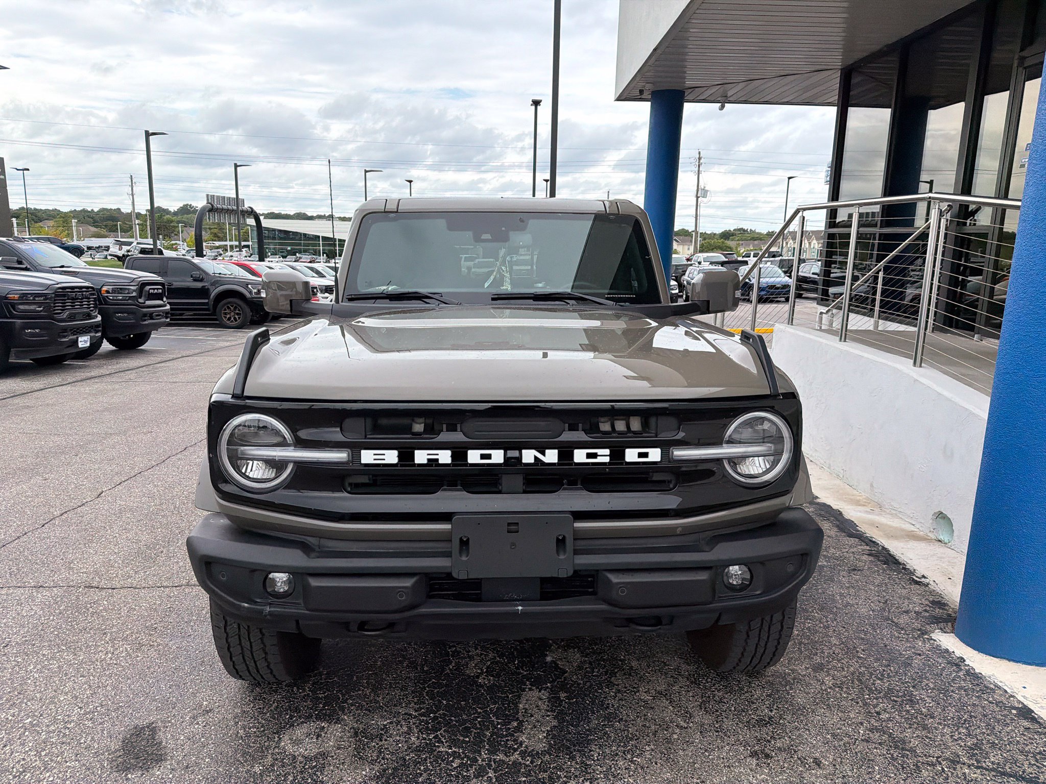 Used 2025 Ford Bronco Outer Banks AWD/4WD image 2