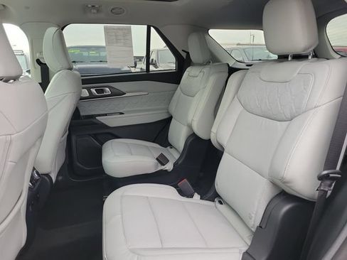 Used 2026 Ford Explorer Platinum w/ LUX Leather Package AWD/4WD image 22