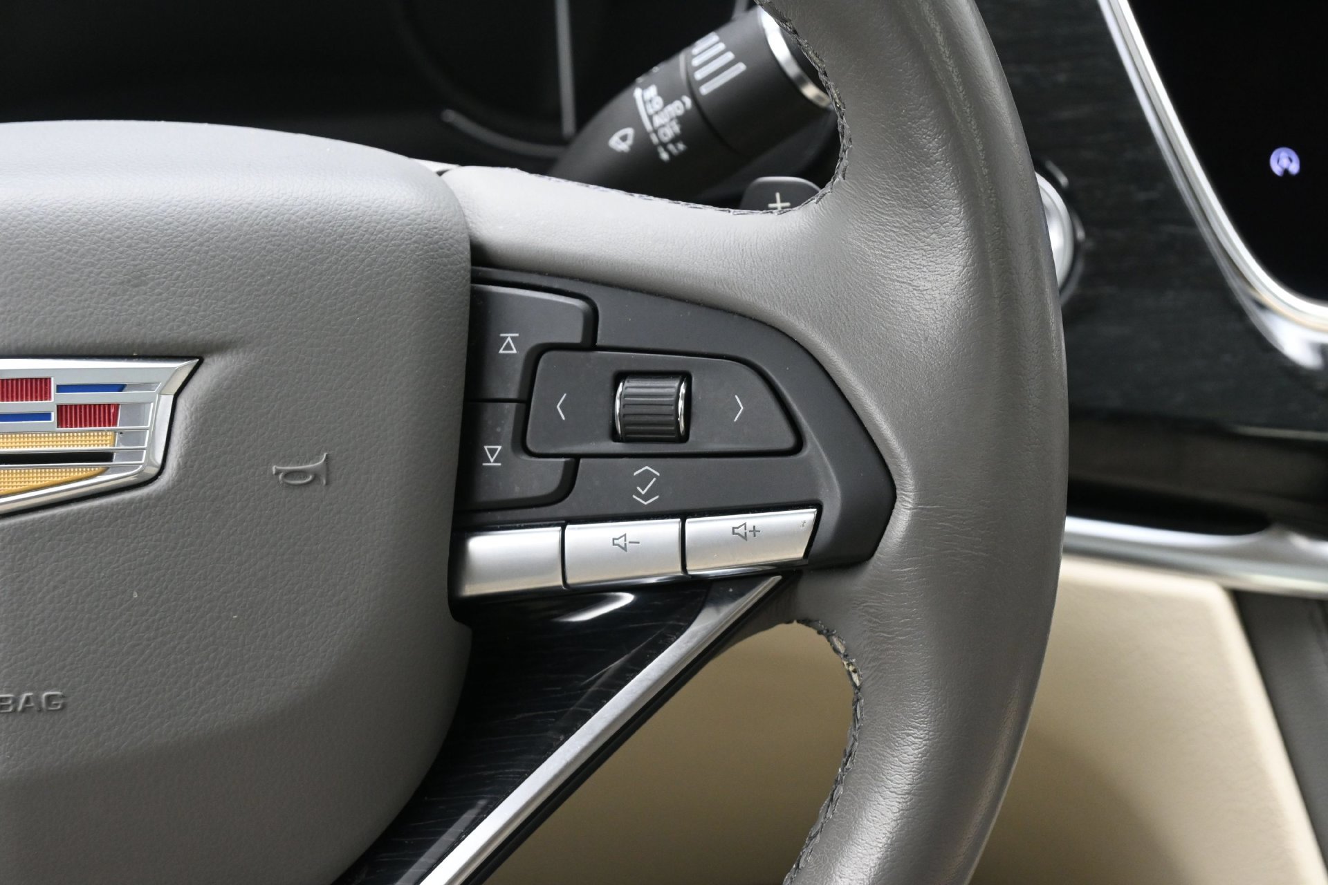 Used 2022 Cadillac XT6 Premium Luxury FWD image 42