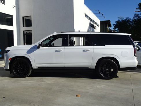 Used 2023 Cadillac Escalade ESV Sport Platinum w/ LPO, ONYX Package image 3