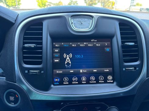 Used 2018 Chrysler 300 Touring L RWD image 4