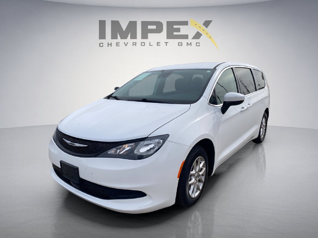 Used 2023 Chrysler Voyager LX FWD image 1