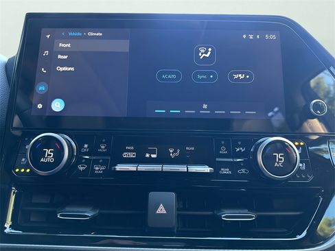 Used 2025 Toyota Highlander Platinum image 32