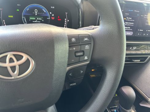 Used 2025 Toyota Camry LE image 28