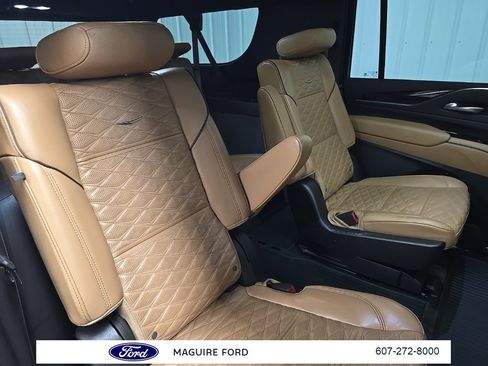 Used 2022 Cadillac Escalade ESV Premium Luxury image 18