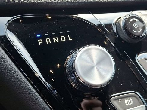 New 2025 Chrysler Pacifica Select AWD/4WD image 18