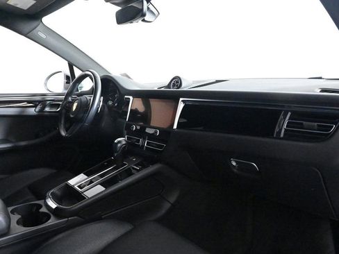 Certified 2024 Porsche Macan image 17