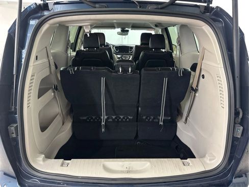 Used 2023 Chrysler Pacifica Touring-L FWD image 16