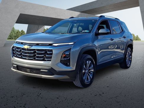 Used 2025 Chevrolet Equinox LT w/ Convenience Package II image 3