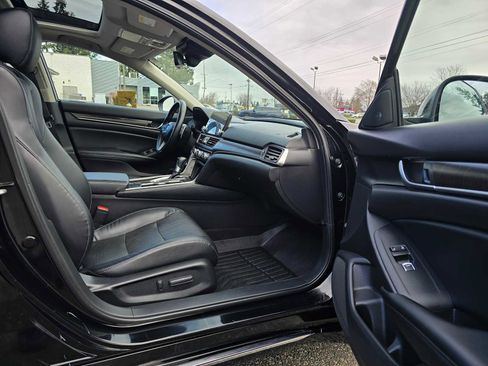 Used 2018 Honda Accord Touring image 11