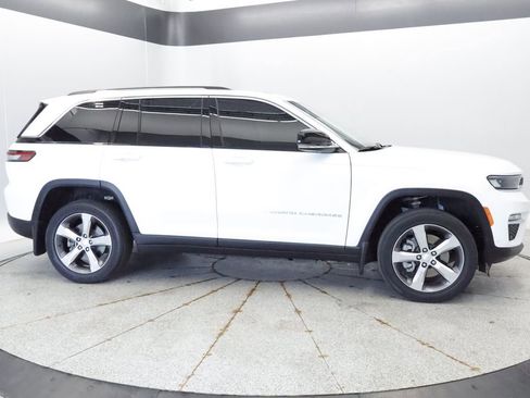 Used 2022 Jeep Grand Cherokee Limited 4xe w/ Luxury Tech Group II AWD/4WD image 8