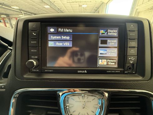 Used 2016 Chrysler Town & Country Touring FWD image 17