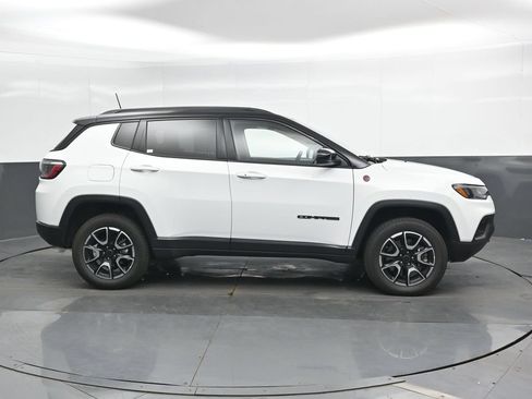 Used 2025 Jeep Compass Trailhawk AWD/4WD image 4