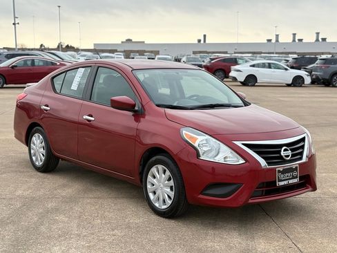 Used 2019 Nissan Versa SV image 5