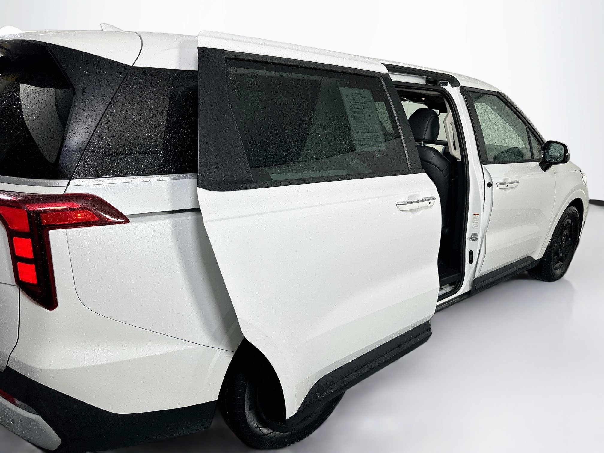 Used 2025 Kia Carnival FWD image 31