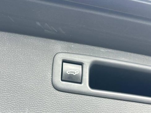 Used 2023 Toyota Highlander XLE image 11