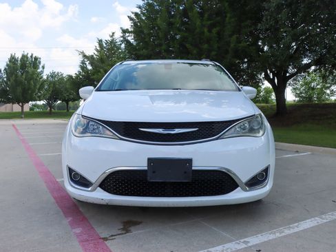 Used 2017 Chrysler Pacifica Touring-L FWD image 2