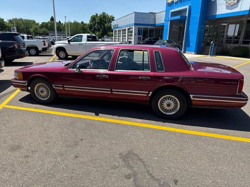 Used 1993 Lincoln Town Car Executive RWD image 1